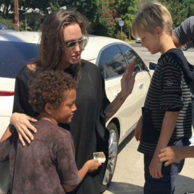 Nimeni nu voia sa cumpere ursuletul acestor copii. Dupa o ora, cel mai neasteptat client a aparut