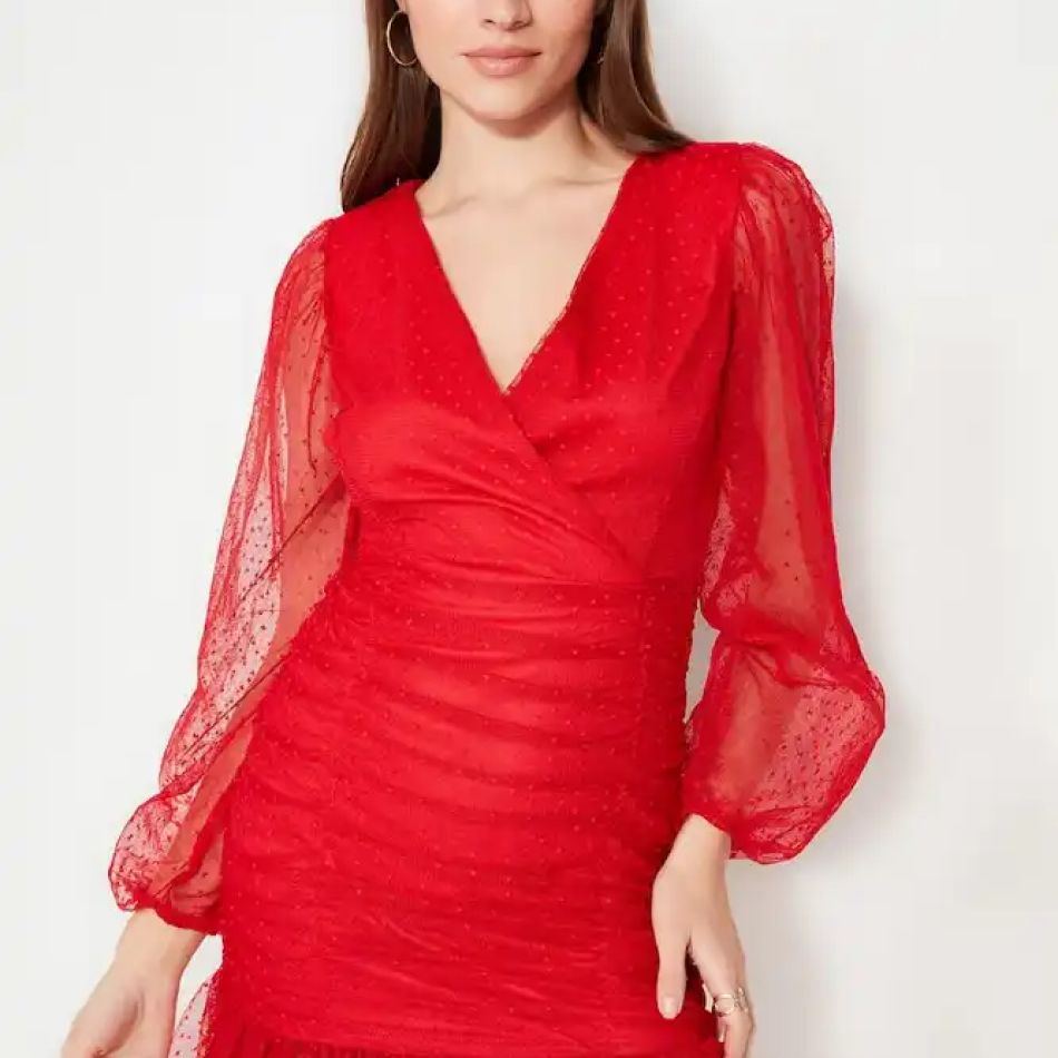 Cum integrăm nuanțele de roșu în ținute? 20 de piese vestimentare pentru anul 2024