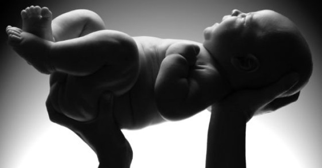 Mama care a castigat in instanta dreptul de a-si UCIDE copilul