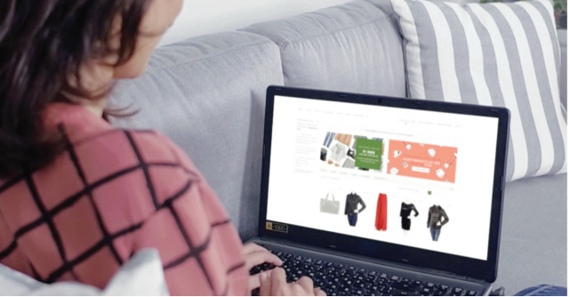 Celebritățile din toată lumea adoră să cumpere de la magazinele second hand și încurajează moda SH