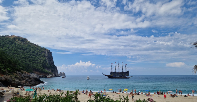 Un castel deasupra mării, plaje superbe și seri nesfârșite: farmecul orașului Alanya
