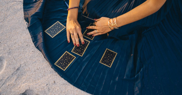 Etalare de Tarot: Ce cărți de Tarot te pot atenționa că un fost partener se va întoarce în viața ta?