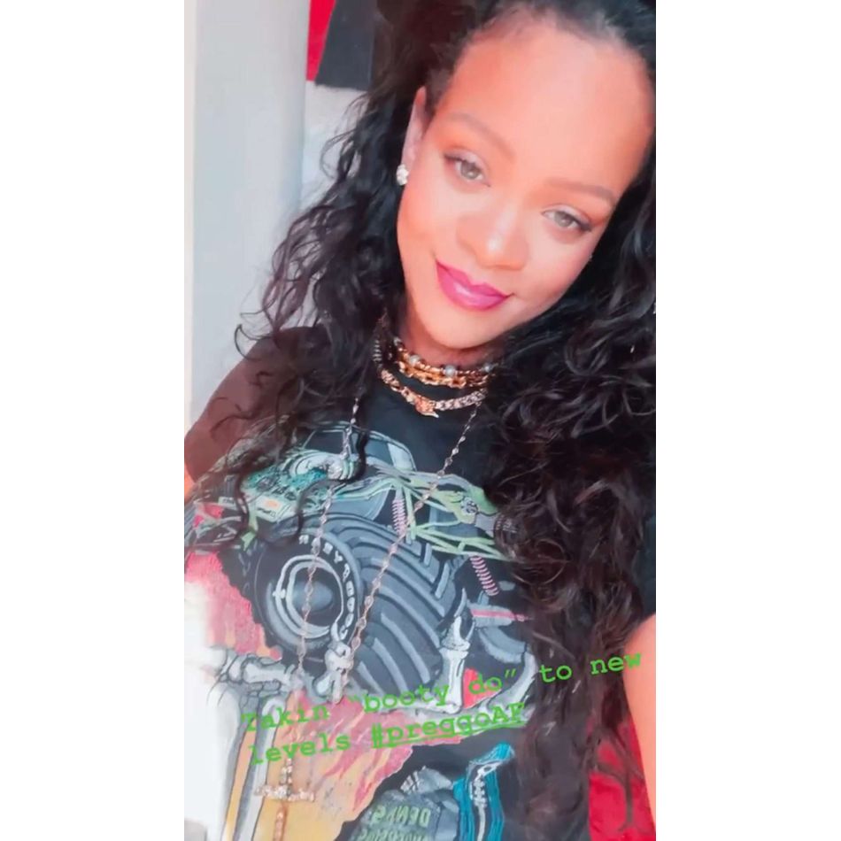 Rihanna, îmbrățișând maternitatea printr-o serie de fotografii incendiare. Imaginile au făcut furori!