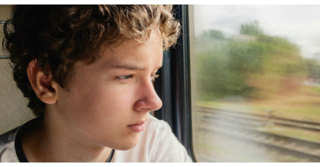 Un copil de 16 ani merge cu tatal sau intr-o calatorie cu trenul