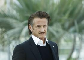 Sean Penn primește în Ucraina un „Oscar” din metalul unui tren bombardat