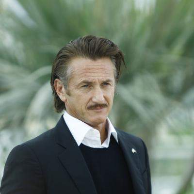 Sean Penn a primit de la președintele Zelenski un Oscar simbolic în Ucraina din metalul unui tren bombardat