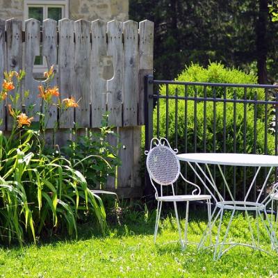 Cum să-ți creezi un colț de liniște și relaxare în grădina ta: 5 idei inspiraționale