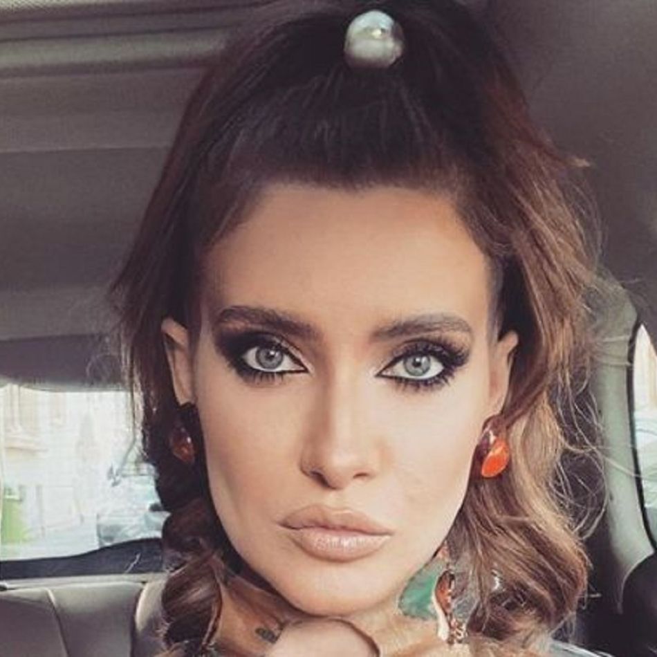 Iulia Albu, jefuită în miez de noapte! Vedeta a ajuns în pijamale la secția de poliție