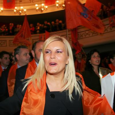 Elena Udrea, apariție de senzație în rolul de nașă: rochie roșie cu trenă și fiica Eva alături
