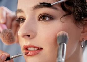 Machiajul de zi vs. machiajul de seară: ce produse alegi pentru fiecare moment?