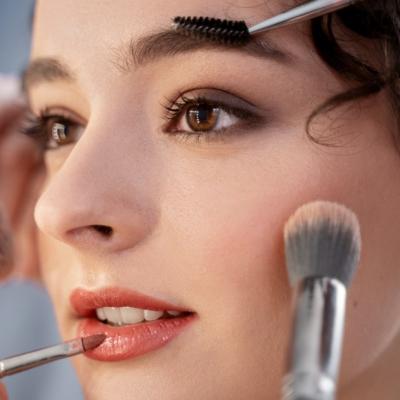 Machiajul de zi vs. machiajul de seară: ce produse alegi pentru fiecare moment?