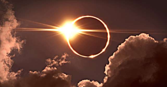 Eclipsa totală de Lună în Săgetător de pe 26 mai vine să ne elibereze de poverile sufletești. Sfatul Universului pentru zodii