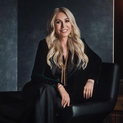 Singura româncă din topul celor mai bogate femei din SUA își spune povestea inspirațională în cartea „Conturul unui vis”