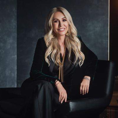 Singura româncă din topul celor mai bogate femei din SUA își spune povestea inspirațională în cartea „Conturul unui vis”