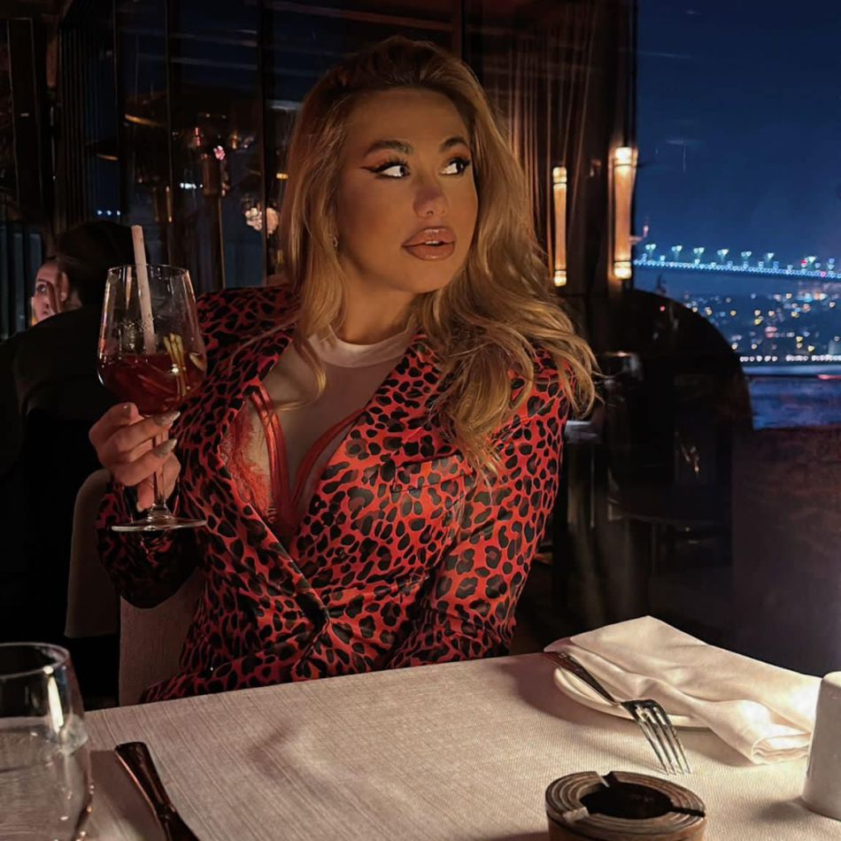 Cine este Roxana Dobrițoiu, artista care a făcut senzație la Vocea României cu piesa Made in Romania? 