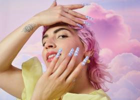 Unghii cu reflexii nordice: Aurora Nails, vedetele verii