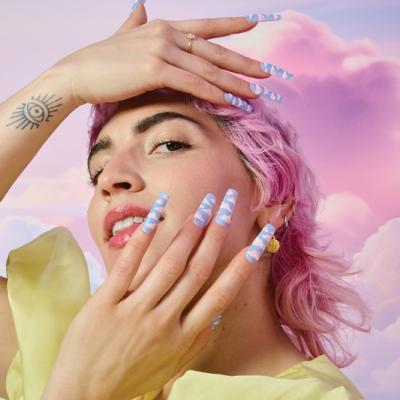 Unghii cu reflexii nordice: Aurora Nails, vedetele verii