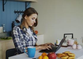 15 idei de afaceri pentru femei în 2026: Afaceri profitabile de acasă