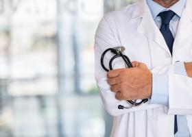 Un medic demis în Marea Britanie pentru abuzuri sexuale își continuă activitatea în România. Detaliile investigației