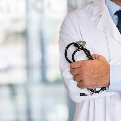 Un medic demis în Marea Britanie pentru abuzuri sexuale își continuă activitatea în România. Detaliile investigației 