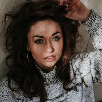 Coafura rezistă: cum fixezi părul natural cu aceste top 4 fixative