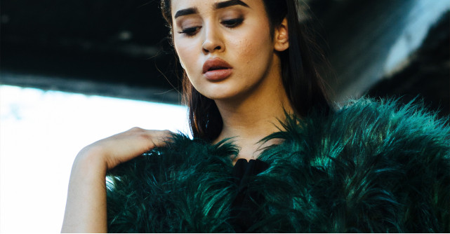 Se poartă hainele cu pene aplicate: fii Glamour chiar și ziua!