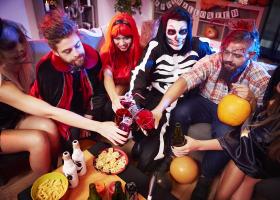 Petrecerea de Halloween acasă: Cum să fii gazda perfectă fără să te stresezi