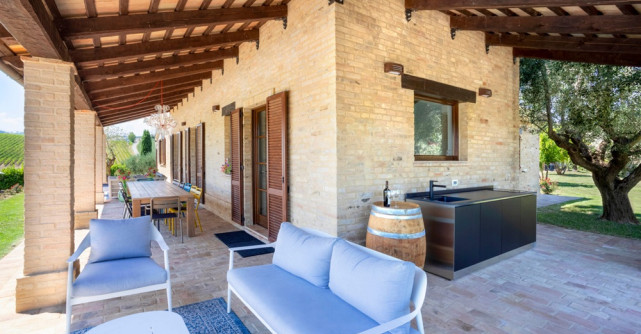 Idei de design: cum să combini mobilierul de grădină cu o bucătărie outdoor modernă