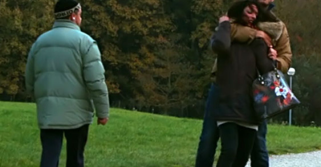 Video INCREDIBIL:  Ai ajuta o femeie? Trebuie sa vezi acest clip!