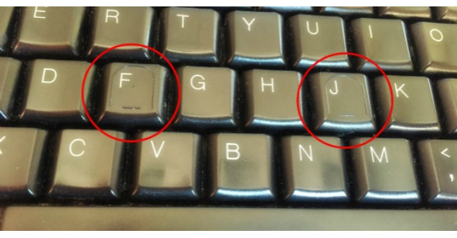 Motivul pentru care literele F si J de pe tastatura au mici denivelari?