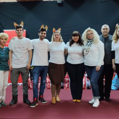 Spectacol de magie si daruri de la Moș Crăciun pentru copiii din 10 case de tip familial din Giurgiu