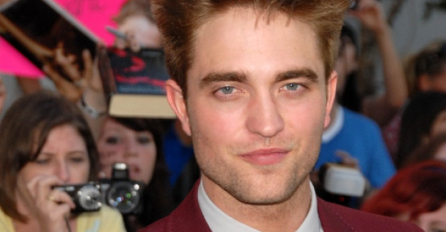 Kim Kardashian si Robert Pattinson vin cu Stirile zilei