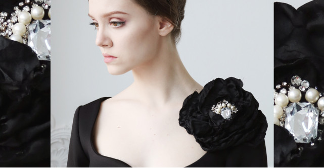 Accesorii florale mari: broșele purtate de Carrie Bradshaw s-au întors