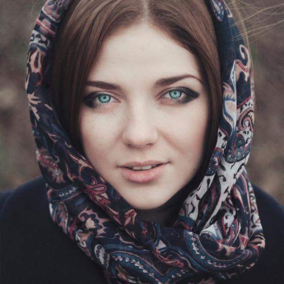 Eșarfa stil Pashmina - piesă de rezistentă în acest sezon: iată cum o porți!