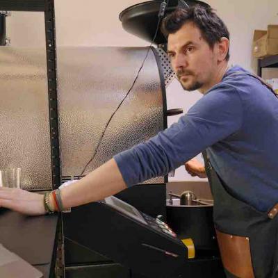 Vicecampionul mondial la prăjit cafea, Bogdan Georgescu, lansează propriul magazin online de cafea de specialitate
