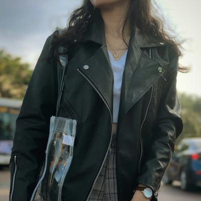 Ieși din tipare: geci de piele colorate și sacouri cu care să ieși în evidență