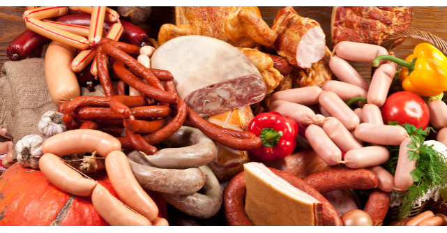 Mananci mezeluri? Esti in mare pericol!