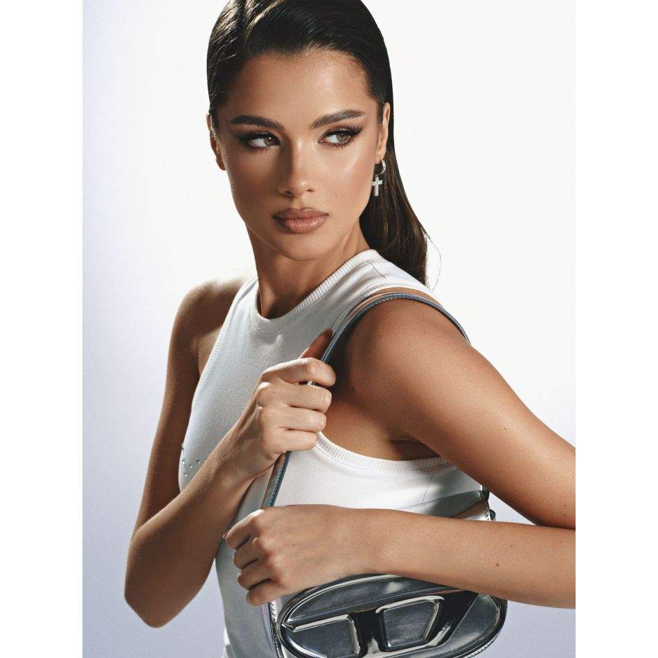 Cine este cântăreața care domină topurile radio din România, a terminat 2 facultăți și știe 5 limbi străine