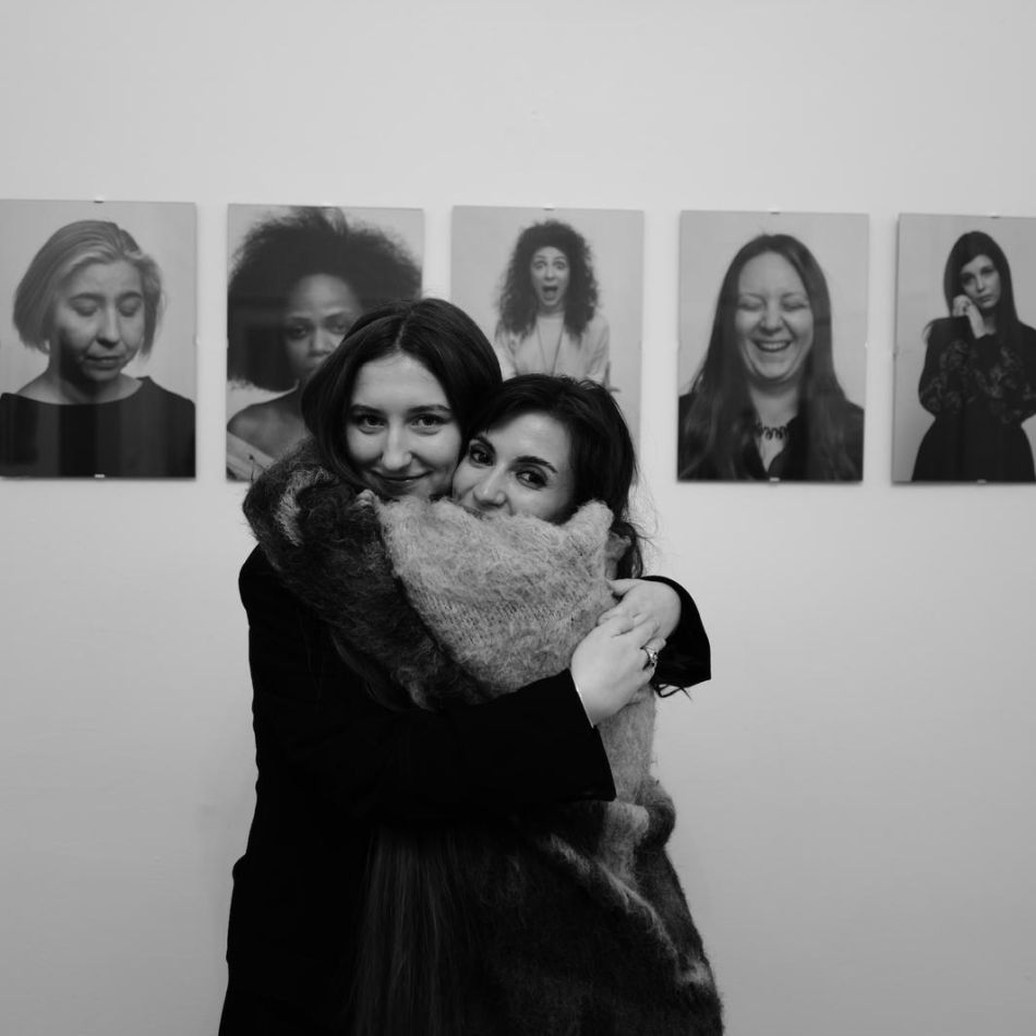 One Woman Countless Emotions: The Heroes Chronicle - O Expoziție Fotografică ce Explorează Trăirea și Exprimarea Emoțiilor