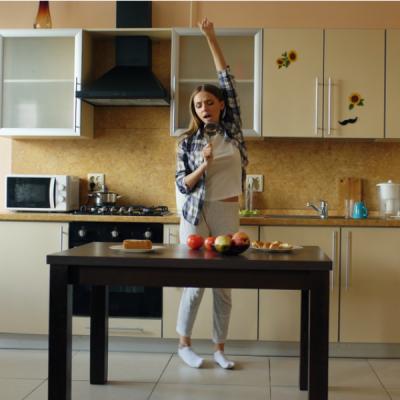 Cum să te distrezi când ești izolat acasă: 5 activități care te ajută să scapi de plictiseală