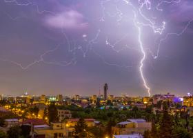 Furtuni, vijelii și grindină lovesc România! Cod galben în mai multe regiuni. Ce ne așteaptă în weekend