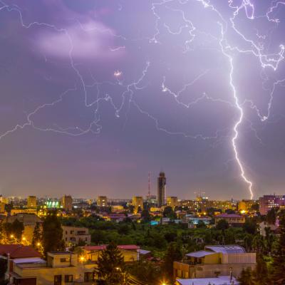 Furtuni, vijelii și grindină lovesc România! Cod galben în mai multe regiuni. Ce ne așteaptă în weekend