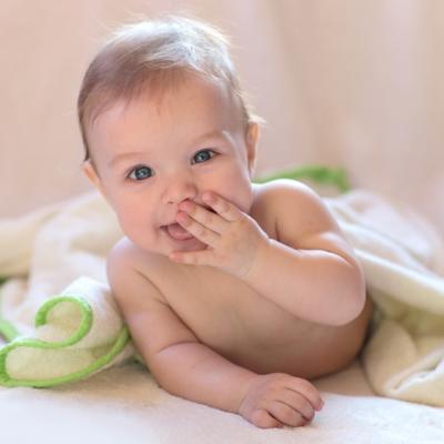 Beneficiile uleiului de corp pentru pielea bebelusilor