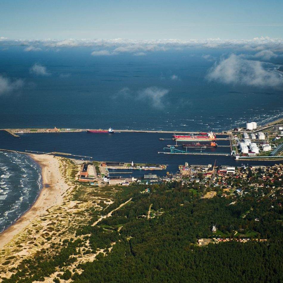 Știați că există o capitală europeană a vacuțelor? Descoperă statutele inedite din orașul Ventspils – GALERIE FOTO