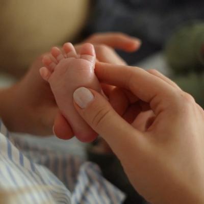 Piața neagră a copiilor. Bebeluși scoși la vânzare dinainte să se nască, sub privirea unui stat absent 