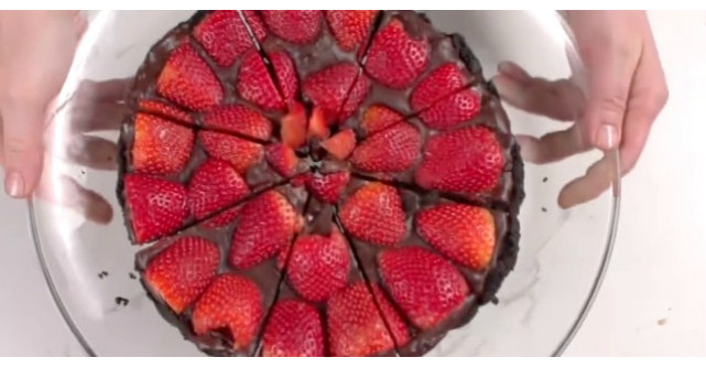 Tarta cu ciocolata si capsuni gata in cateva minute (FARA coacere)