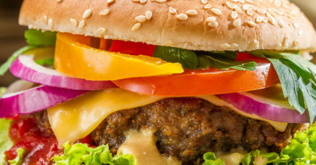 Concluzii ALARMANTE: ce contine un HAMBURGER?