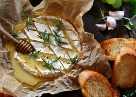 Camembert - Brânza franceză delicioasă și versatilă. Cum și cu ce se mănâncă?