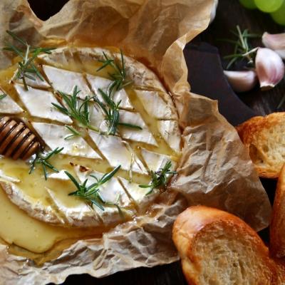 Camembert - Brânza franceză delicioasă și versatilă. Cum și cu ce se mănâncă?