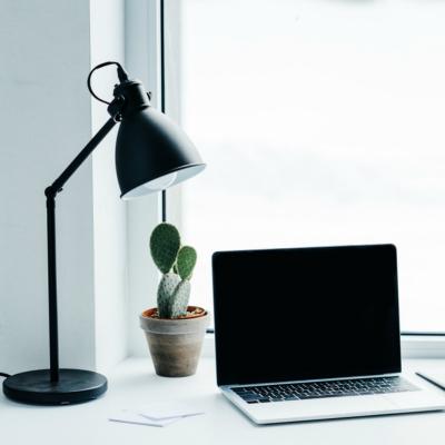 7 lămpi de birou în forme originale pentru încăperi cu stil